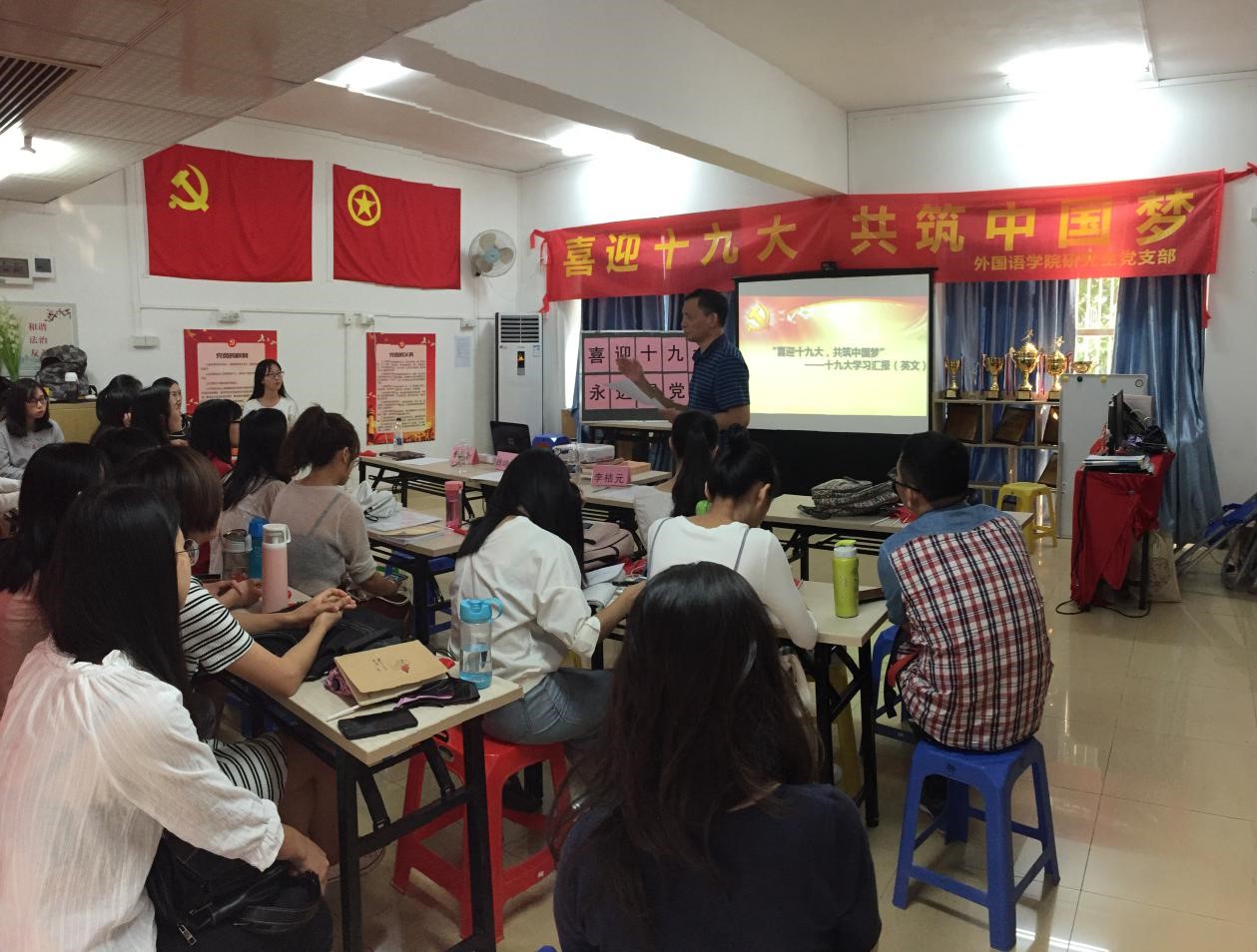 3 李桔元教授点评“喜迎十九大·共筑中国梦”英文汇报比赛